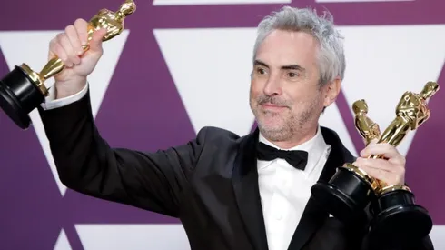Alfonso Cuaron con 3 de sus Premios Oscars
