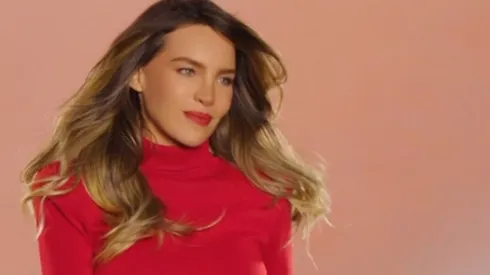 Belinda protagonizó una gran caída durante su presentación en París.