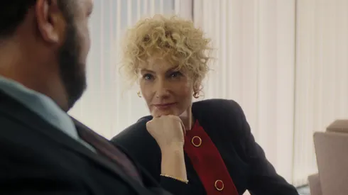 Ari Graynor da vida a Leslie Abramson en la serie Monstruos: La historia de Lyle y Erik, en Netflix.