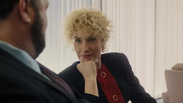 Ari Graynor da vida a Leslie Abramson en la serie Monstruos: La historia de Lyle y Erik, en Netflix.
