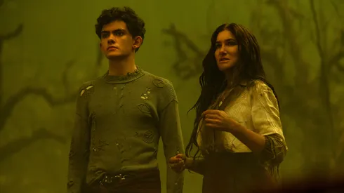 La serie está protagonizada por Kathryn Hahn y Joe Locke.