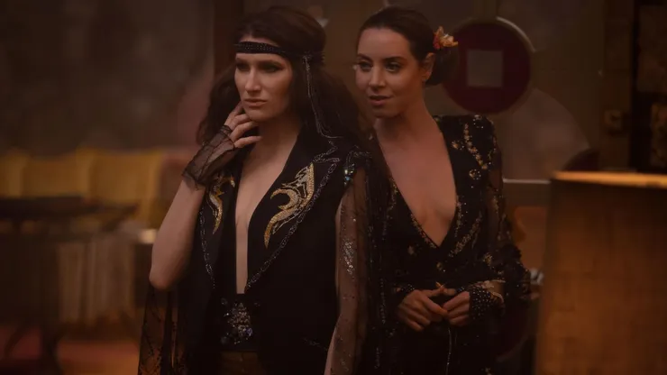 Aubrey Plaza (derecha) tiene un rol protagónico en esta serie.