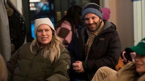 La exitosa serie de Netflix está inspirada en una pareja real. En la foto sale la creadora de Nobody Wants This, Erin Foster.