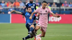 El talentoso volante marcando nada menos que a Sergio Busquets.