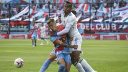 SARANDI, ARGENTINA - DECEMBER 04: Sebastian Villa of Boca Juniors fights for the ball with Julian Navas of Arsenal during a match between Arsenal and Boca Juniors as part of Torneo Liga Profesional 2021 at Julio Humberto Grondona Stadium on December 4, 2021 in Sarandi, Argentina. (Photo by Marcelo Endelli/Getty Images)