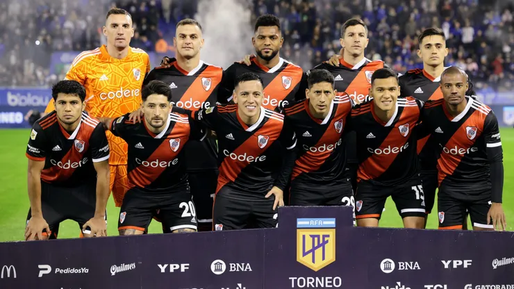 BUENOS AIRES, ARGENTINA - MAY 29: Players of River Plate pose for a team photo during a Liga Profesional 2023 match between Velez Sarsfield and River Plate at Jose Amalfitani Stadium on May 29, 2023 in Buenos Aires, Argentina. (Photo by Marcos Brindicci/Getty Images)