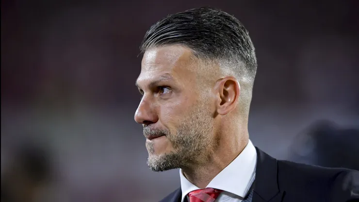 BUENOS AIRES, ARGENTINA - APRIL 19: Martin Demichelis coach of River Plate looks on prior the Copa CONMEBOL Libertadores 2023 group D match between River Plate and Sporting Cristal at Estadio Mas Monumental Antonio Vespucio Liberti on April 19, 2023 in Buenos Aires, Argentina. (Photo by Marcelo Endelli/Getty Images)