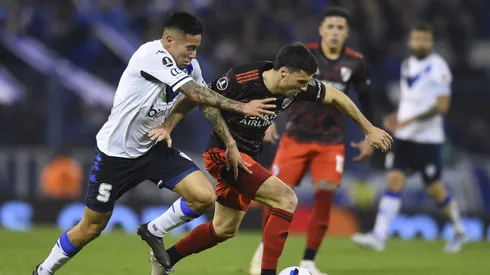BUENOS AIRES, ARGENTINA - JUNE 29: Francisco Ortega of Velez competes for the ball with Jose Paradela (R) of River Plate during a round of sixteen first leg match between Velez and River Plate as part of Copa CONMEBOL Libertadores 2022 at Jose Amalfitani Stadium on June 29, 2022 in Buenos Aires, Argentina. (Photo by Marcelo Endelli/Getty Images)