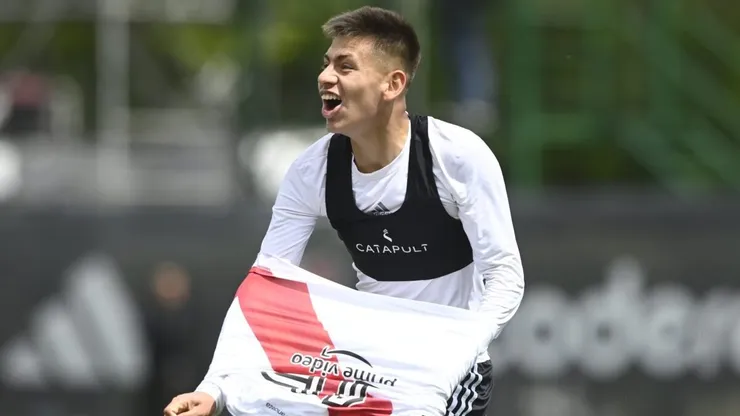 Claudio Echeverri y un posible debut esta noche en Liniers.