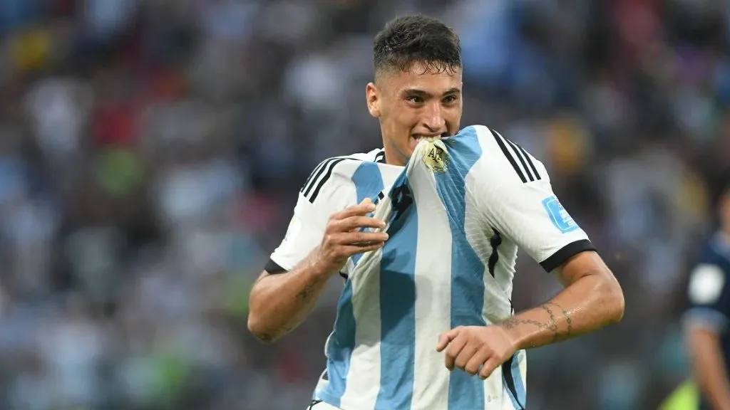 Alejo Véliz con la camiseta de la Selección Argentina. (Foto: AFA)
