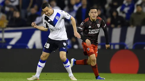 BUENOS AIRES, ARGENTINA - JUNE 29: Leonardo Jara of Velez heads the ball during a round of sixteen first leg match between Velez and River Plate as part of Copa CONMEBOL Libertadores 2022 at Jose Amalfitani Stadium on June 29, 2022 in Buenos Aires, Argentina. (Photo by Marcelo Endelli/Getty Images)