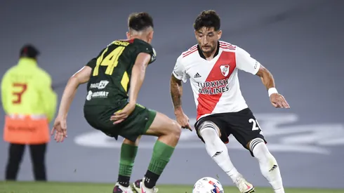 BUENOS AIRES, ARGENTINA - DECEMBER 05: Milton Casco of River Plate fights for the ball with Nicolás Tripichio of Defensa y Justicoa during a match between River Plate and Defensa y Justicia as part of Torneo Liga Profesional 2021 at Estadio Monumental Antonio Vespucio Liberti on December 5, 2021 in Buenos Aires, Argentina. (Photo by Marcelo Endelli/Getty Images)