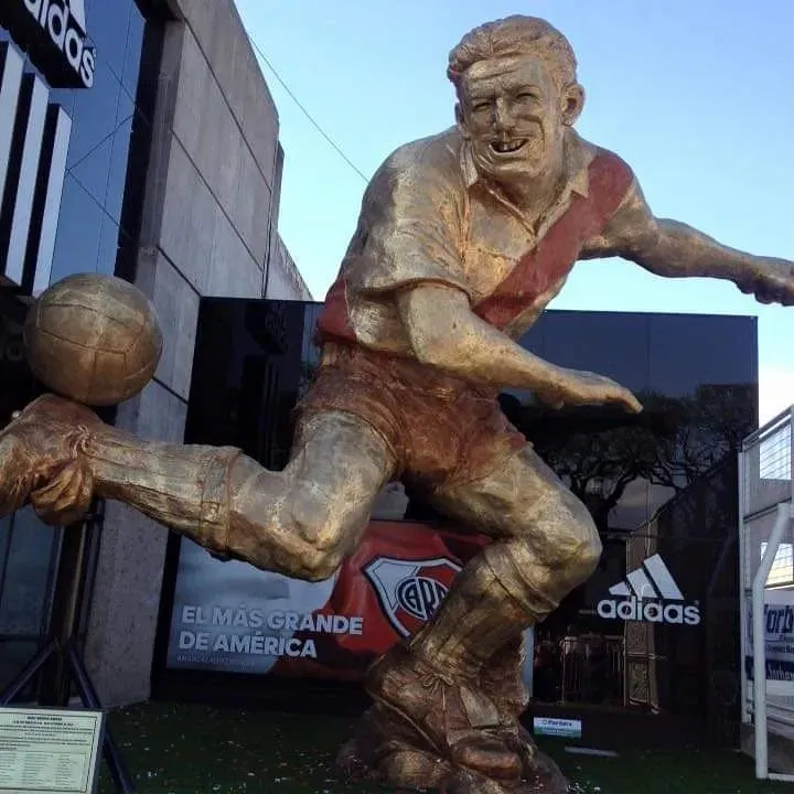 Estatua de Ángel Labruna