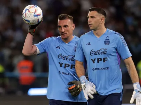 Dibu Martínez va por el Trofeo Yashin: está entre los 10 mejores arqueros del mundo