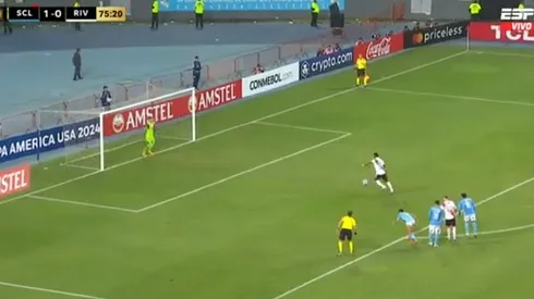 No se puede creer: Borja tuvo el empate para River pero falló un penal que puede ser fatal
