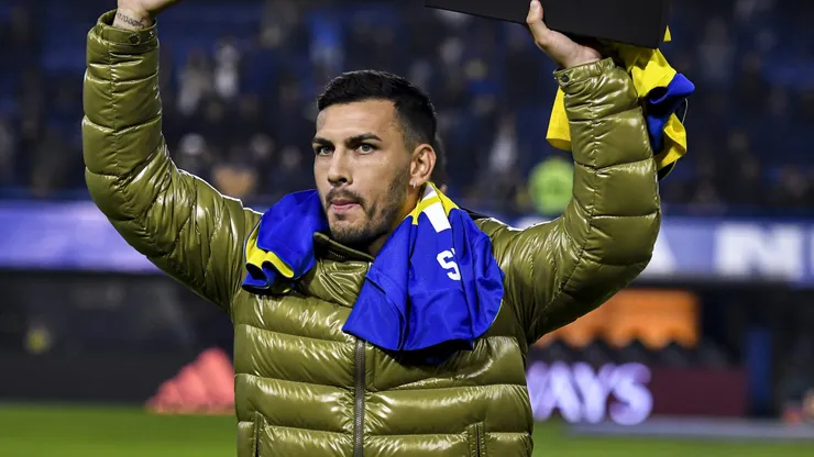 BUENOS AIRES, ARGENTINA - JUNE 05: Former Boca Juniors player and now on Paris Saint-Germain Leandro Paredes greets the fans before a match between Boca Juniors and Arsenal as part of the opening round of Liga Profesional Argentina 2022 at Estadio Alberto J. Armando on June 5, 2022 in Buenos Aires, Argentina. (Photo by Marcelo Endelli/Getty Images)