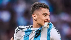 Alejo Véliz festejando un gol en la Selección Argentina.