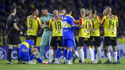BUENOS AIRES, ARGENTINA - APRIL 18: Angelo Rodriguez of Deportivo Pereira argues with Sergio Romero of Boca Juniors during a Copa CONMEBOL Libertadores 2023 group F match between Boca Juniors and Deportivo Pereira at Estadio Alberto J. Armando on April 18, 2023 in Buenos Aires, Argentina. (Photo by Marcelo Endelli/Getty Images)