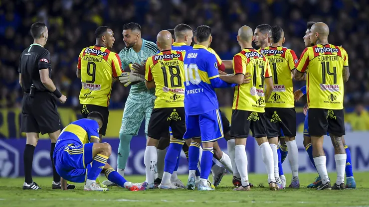 BUENOS AIRES, ARGENTINA - APRIL 18: Angelo Rodriguez of Deportivo Pereira argues with Sergio Romero of Boca Juniors during a Copa CONMEBOL Libertadores 2023 group F match between Boca Juniors and Deportivo Pereira at Estadio Alberto J. Armando on April 18, 2023 in Buenos Aires, Argentina. (Photo by Marcelo Endelli/Getty Images)