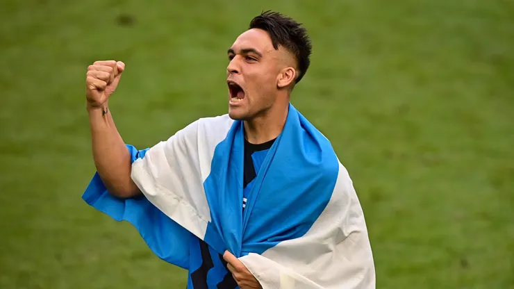MILAN, ITALY - MAY 23: Lautaro Martinez of FC Internazionale celebrates with the Serie A trophy after the Serie A match between FC Internazionale Milano and Udinese Calcio at Stadio Giuseppe Meazza on May 23, 2021 in Milan, Italy. Sporting stadiums around Italy remain under strict restrictions due to the Coronavirus Pandemic as Government social distancing laws prohibit fans inside venues resulting in games being played behind closed doors (Photo by Mattia Ozbot/Getty Images)