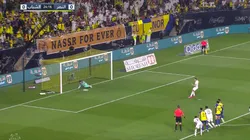 El primer penal en contra para Rossi en Al Nassr