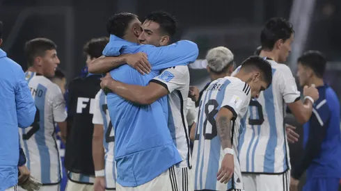 AMDEP1350. SANTIAGO DEL ESTERO (ARGENTINA), 20/05/2023.- Jugadores de Argentina celebran hoy, al final de un partido del grupo A de la Copa Mundial de Fútbol sub-20 entre Argentina y Uzbekistán en el estadio Único de Ciudades en Santiago del Estero (Argentina). EFE/ Juan Ignacio Roncoroni