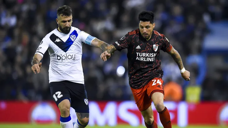 BUENOS AIRES, ARGENTINA - JUNE 29: Lucas Pratto of Velez fights for the ball with Enzo Perez of River Plate during a round of sixteen first leg match between Velez and River Plate as part of Copa CONMEBOL Libertadores 2022 at Jose Amalfitani Stadium on June 29, 2022 in Buenos Aires, Argentina. (Photo by Marcelo Endelli/Getty Images)