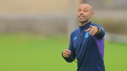 Javier Mascherano piensa en el once contra Guatemala.