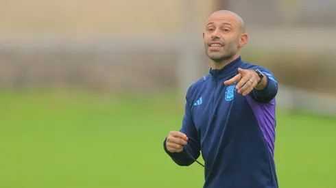 Javier Mascherano piensa en el once contra Guatemala.