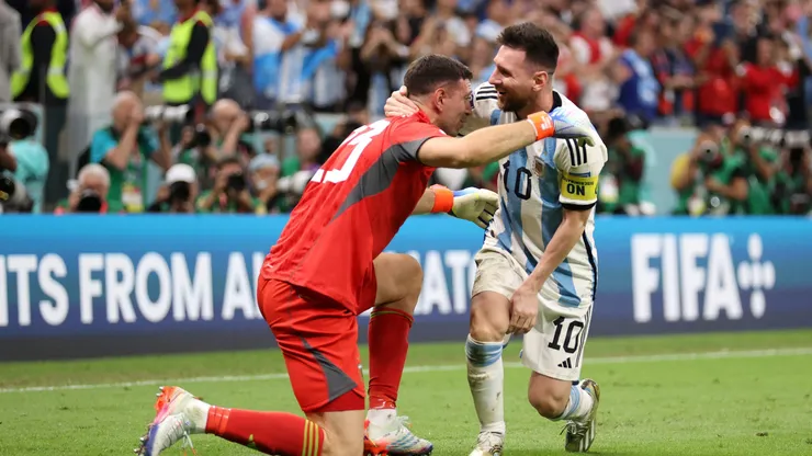 Dibu Martínez y Messi en la Copa del Mundo de Qatar 2022.
