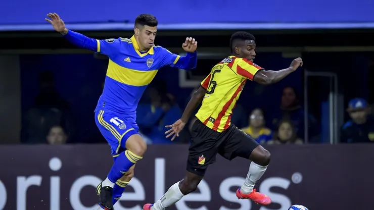 BUENOS AIRES, ARGENTINA - APRIL 18: Martin Payero of Boca Juniors competes for the ball with Edison Restrepo of Deportivo Pereira during a Copa CONMEBOL Libertadores 2023 group F match between Boca Juniors and Deportivo Pereira at Estadio Alberto J. Armando on April 18, 2023 in Buenos Aires, Argentina. (Photo by Marcelo Endelli/Getty Images)