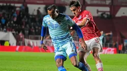 Villa disputa la pelota ante la marca de González Metilli.