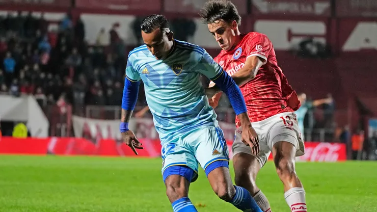 Villa disputa la pelota ante la marca de González Metilli.