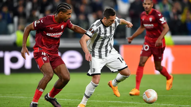 TURIN, ITALY - MAY 11: Arkadiusz Milik of Juventus controls the ball whilst under pressure from Loic Bade of Sevilla FC during the UEFA Europa League semi-final first leg match between Juventus and Sevilla FC at Allianz Stadium on May 11, 2023 in Turin, Italy. (Photo by Valerio Pennicino/Getty Images)
