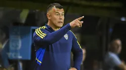 BUENOS AIRES, ARGENTINA - MAY 14: Jorge Almiron coach of Boca Juniors gives instructions to his team players during a Liga Profesional 2023 match between Boca Juniors and Belgrano at Estadio Alberto J. Armando on May 14, 2023 in Buenos Aires, Argentina. (Photo by Marcelo Endelli/Getty Images)
