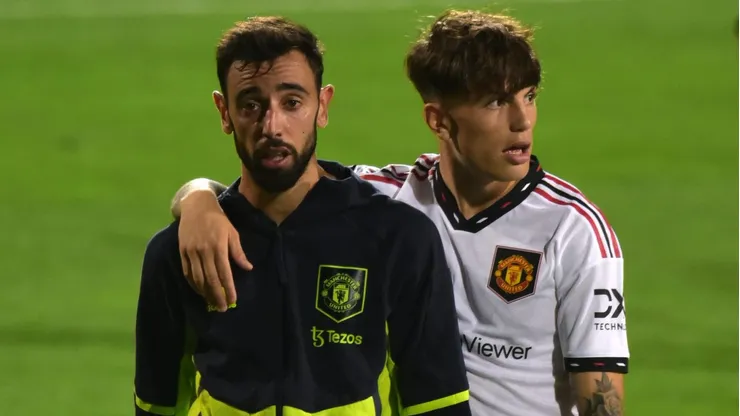 Garnacho con Bruno Fernandes en Manchester United