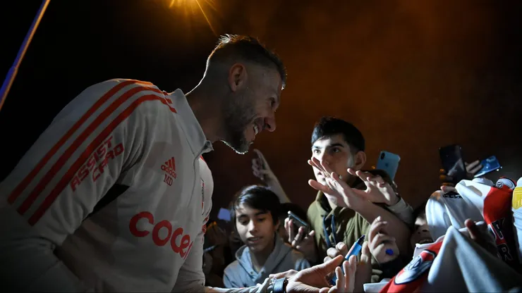 VIDEO | Espectacular recibimiento para River en Córdoba con una gran ovación para Demichelis