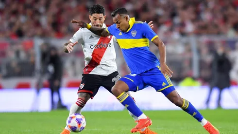 Sebastián Villa enfrentando a River en el Monumental.