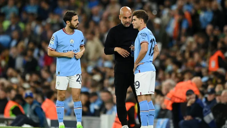 Pep Guardiola dialogando con Julián Álvarez.
