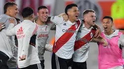 Enzo Pérez festejando con sus compañeros.