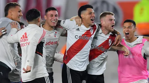 Enzo Pérez festejando con sus compañeros.