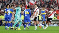 BUENOS AIRES, ARGENTINA - MAY 07: Sergio Romero (C) and Luis Advíncula of Boca Juniors argue with Agustin Palavecino of River Plate during a Liga Profesional 2023 match between River Plate and Boca Juniors at Estadio Más Monumental Antonio Vespucio Liberti on May 07, 2023 in Buenos Aires, Argentina. (Photo by Daniel Jayo/Getty Images)