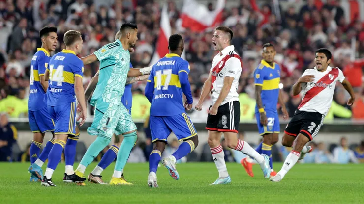 BUENOS AIRES, ARGENTINA - MAY 07: Sergio Romero (C) and Luis Advíncula of Boca Juniors argue with Agustin Palavecino of River Plate during a Liga Profesional 2023 match between River Plate and Boca Juniors at Estadio Más Monumental Antonio Vespucio Liberti on May 07, 2023 in Buenos Aires, Argentina. (Photo by Daniel Jayo/Getty Images)
