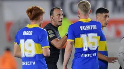 Los jugadores de Boca le reclaman a Herrera en el Superclásico.