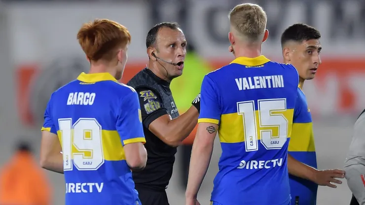 Los jugadores de Boca le reclaman a Herrera en el Superclásico.