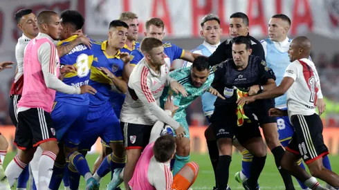 Escandaloso final en el Superclásico.