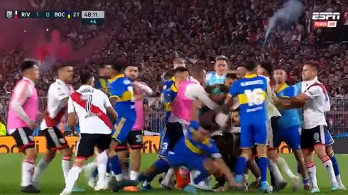 La batalla entre jugadores de River y de Boca.