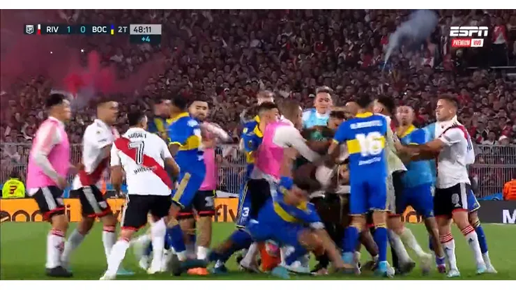 La batalla entre jugadores de River y de Boca.