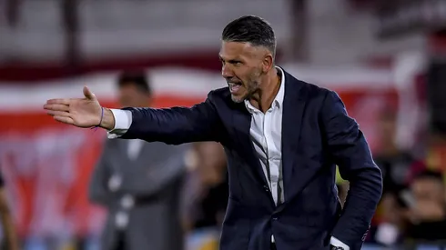 Martín Demichelis dando indicaciones desde el banco.