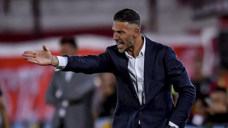 Martín Demichelis dando indicaciones desde el banco.